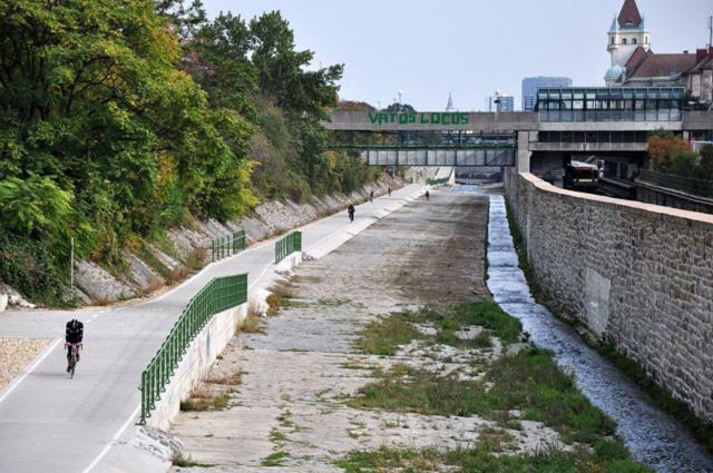 Schoenbrunn Apartment Wina Bagian luar foto